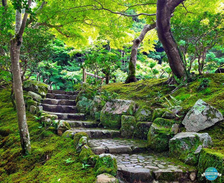 Beautiful Yoshiki-en is featured in Japan travel guide books about gardens